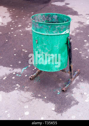 Métal vert poubelle dans la rue. L'hôtel citylife, objets Banque D'Images