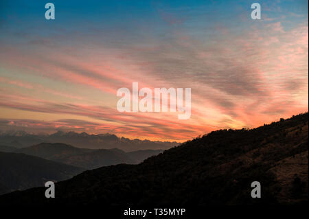 Lever du soleil au nord-est de l'Himalaya, Sandakphu, Bengale occidental, Inde. Banque D'Images