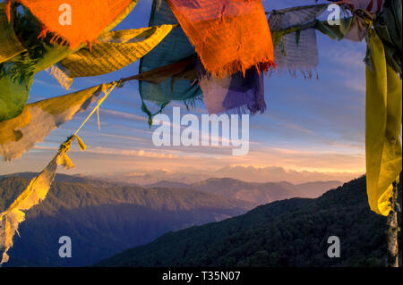 Lever du soleil au nord-est de l'Himalaya, Sandakphu, Bengale occidental, Inde. Banque D'Images