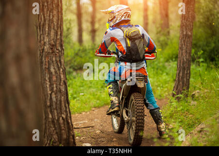 Le coureur de motocross racing sur le circuit hors route de vol de boue Banque D'Images