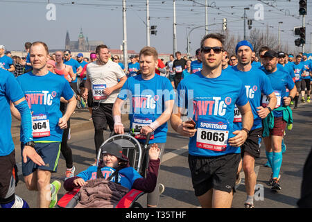 PRAGUE, RÉPUBLIQUE TCHÈQUE - 6 avril, 2019 : coureurs participant au Marathon Prague Banque D'Images