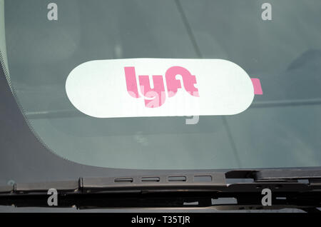 Autocollant Lyft close up sur pare-brise de voiture pilotes Lyft affichant des clients de ce véhicule, à entrer lors de l'obtention des manèges à Detroit le 3 avril 2019. Banque D'Images