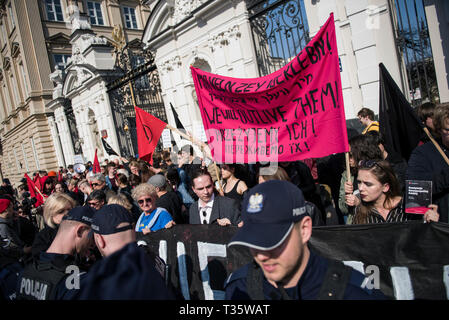 Anit-fasciste vu les étudiants détenant des banderoles et de crier pendant la manifestation. Les universités de 'libre' le marxisme une protestation contre l'Université de Varsovie pour exprimer leur opposition à l'activité des extrémistes de gauche et d'autres cas d'endoctrinement de l'aile gauche des étudiants polonais. Au même endroit, les étudiants de gauche, et des militants anti-fascistes réunis sous le slogan "Ici nous apprendre, ne pas heil'. Les deux groupes étaient séparés par un grand cordon de police. Banque D'Images