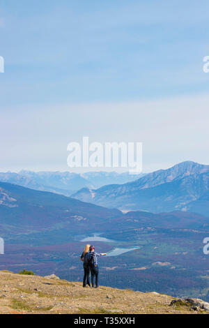 Deux personnes regarder vue éloignée sur la vallée de la rivière et des lacs à Jasper Canada Banque D'Images