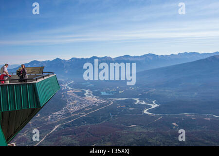 Couple on donnent sur une vue sur la vallée de la rivière de vista Banque D'Images