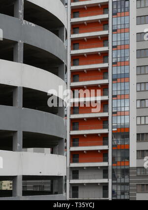 Parking gratuit et gratte-ciel bâtiment architecture moderne Banque D'Images