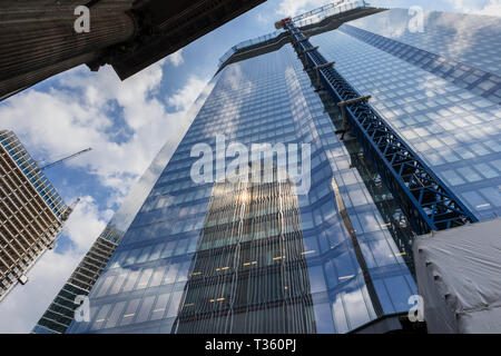 Avis de vitrage en partie de nouveaux gratte-ciel de bureaux, 22 Bishopsgate, en construction dans la ville de London financial district EC2 reflétant Tower 42 Banque D'Images