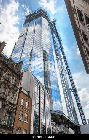 Vue sur le vitrage en partie de nouveaux gratte-ciel de bureaux, 22 Bishopsgate, en construction dans la ville de London, EC2 ville reflétant Towe Banque D'Images