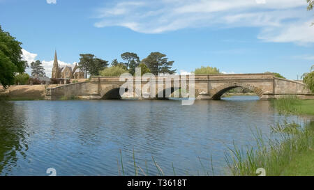 Large vue de l'historique pont de grès à Ross en Tasmanie, Australie Banque D'Images