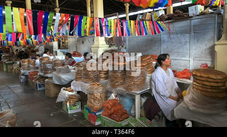 CUSCO, PÉROU- le 20 juin 2016 : femmes péruviennes Vente de pain au marché de San Pedro de Cusco Banque D'Images