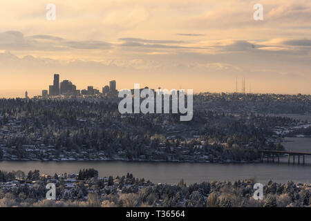 Une longue exposition de Seattle au coucher du soleil après la tempête de 2019 Banque D'Images