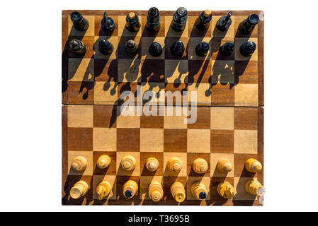 Échecs échiquier de vieux et de l'ombre, isolé sur un fond blanc avec chemin, vue aérienne, flatlay. Banque D'Images