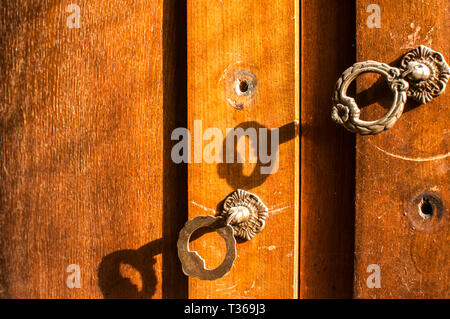 Ancien porte en bois armoire négligées poignées en métal rétro closeup Banque D'Images