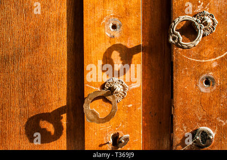 Ancien porte en bois armoire négligées poignées en métal rétro closeup Banque D'Images