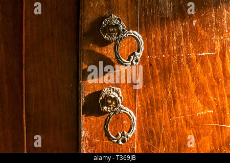 Ancien porte en bois armoire négligées poignées en métal rétro closeup Banque D'Images