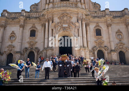 Funérailles traditionnelles à la Cathédrale de San Giorgio dans la ville de Modica Alta célèbre pour l'architecture baroque, le sud-est de la Sicile, Italie Banque D'Images