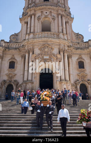 Funérailles traditionnelles à la Cathédrale de San Giorgio dans la ville de Modica Alta célèbre pour l'architecture baroque, le sud-est de la Sicile, Italie Banque D'Images