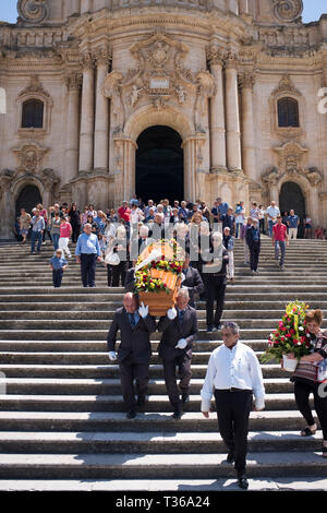 Funérailles traditionnelles à la Cathédrale de San Giorgio dans la ville de Modica Alta célèbre pour l'architecture baroque, le sud-est de la Sicile, Italie Banque D'Images