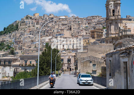 Petite ville en voiture les anciennes ville de Modica Alta célèbre pour son architecture baroque, dans le sud-est de la Sicile, Italie Banque D'Images