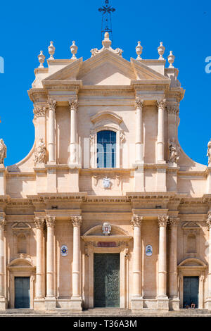 Façade de la cathédrale Baroque de Saint Nicolas - Basilica di San Nicolo dans la ville de Noto, en Sicile, Italie Banque D'Images