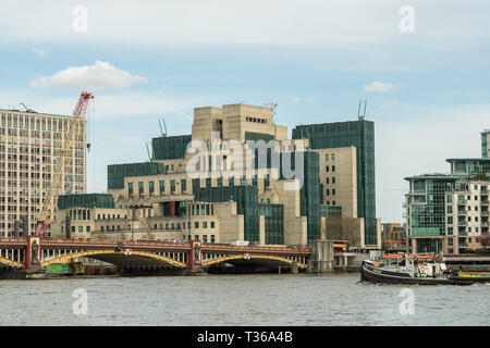 Vauxhall Bridge avec le SIS ou MI6 Building, le siège de la Secret Intelligence Service au Royaume-Uni. Londres. Banque D'Images