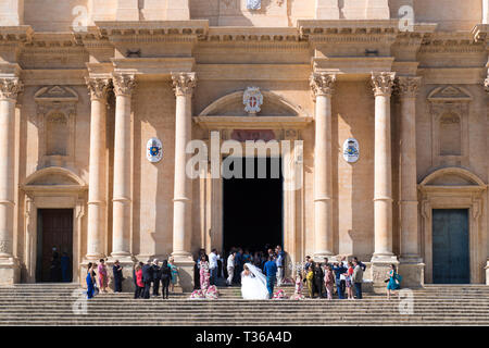 Mariée mariage pour arriver à la cathédrale de style baroque de saint Nicolas dans la ville de Noto, au sud-est de la Sicile, Italie Banque D'Images