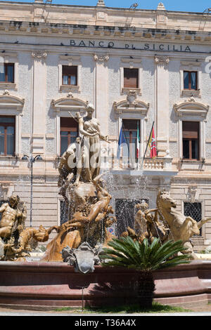 Diana Diana - Fontaine - Fontana et Banco di Sicilia - Banque de Sicile - sur la Piazza Archimede dans Ortigia, Syracuse, Sicile Banque D'Images