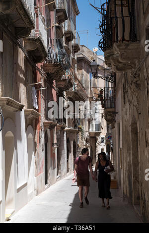 Scène de rue à ruelle ornée par Dione dans Ortigia, Syracuse, Sicile Banque D'Images