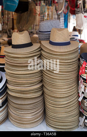 Le Panama et la paille des chapeaux sur l'affichage pour la vente sur stand à l'old Street Market - Mercado - dans Ortigia, Syracuse, Sicile Banque D'Images