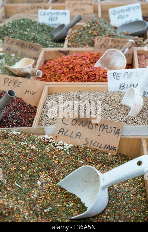 Les produits séchés, épices et condiments sur l'affichage pour la vente sur stand à Old Street Market - Mercado - dans Ortigia, Syracuse, Sicile Banque D'Images