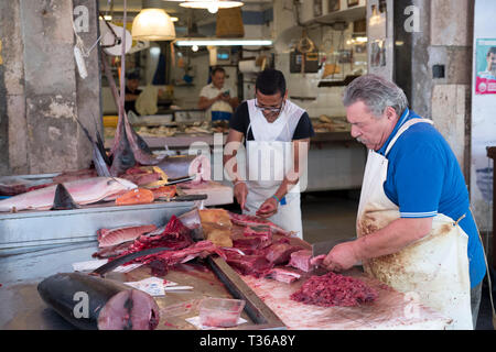 Les marchands de poissons filets de coupe - Escalopes de thon - sur stand à la rue du marché - Mercado - dans Ortigia, Syracuse, Sicile Banque D'Images