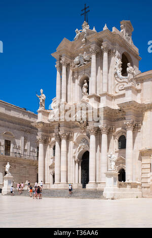 Les touristes visitant la cathédrale Duomo di Siracusa Temple de Minerve - Tempio di Minerva - Élévation avant sur la Piazza Duomo à Ortigia, Sicile, Italie Banque D'Images