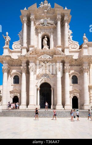 Les touristes visitant la cathédrale Duomo di Siracusa Temple de Minerve - Tempio di Minerva - Élévation avant sur la Piazza Duomo à Ortigia, Sicile, Italie Banque D'Images