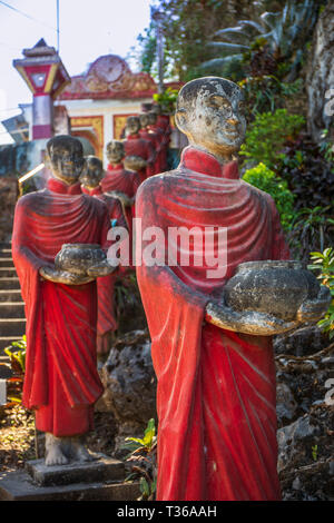 Longue rangée de statues moine à Kaw Ka Thaung cave Banque D'Images