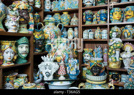 Affichage de la céramique traditionnelle dans l'ancienne boutique de céramique artisanale dans la ville de Taormina, Sicile, Italie de l'Est Banque D'Images