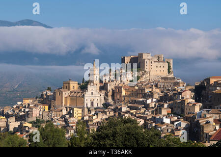 Caccamo Château et vieille ville avec Hill dans le Nord de l'architecture de style baroque en Sicile, Italie Banque D'Images