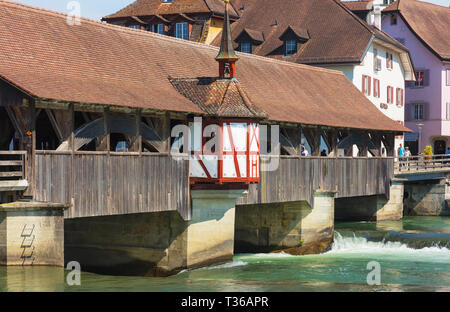 Bremgarten, Suisse - 16 juin 2018 : cité médiévale pont couvert sur la rivière Reuss (allemand : Reussbrucke Bremgarten), immeubles de la partie historique Banque D'Images