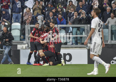 A. C. Milan score équipe célébrer après au cours de la Serie A match au Stade Allianz, Turin Banque D'Images