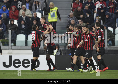 A. C. Milan score équipe célébrer après au cours de la Serie A match au Stade Allianz, Turin Banque D'Images