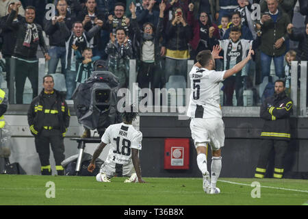 Federico Bernardeschi de Juventus FC célèbre après avoir marqué au cours de la Serie A match au Stade Allianz, Turin Banque D'Images