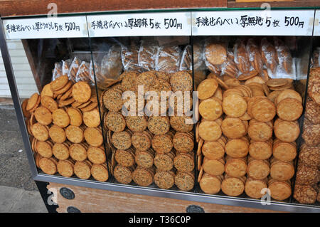 Tokyo, Japon - 12 juillet 2018 : Avis d'un blocage des cookies de riz japonais situé dans la Rue Commerçante Nakamise à Asakusa - Tokyo, Japon Banque D'Images