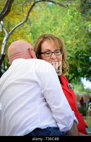 L'ex-sénatrice Gabby Gifford, se penche pour entendre son ex-mari, l'astronaute Mark Kelly, qui est en cours d'exécution pour le Sénat américain à Tucson, AZ Banque D'Images