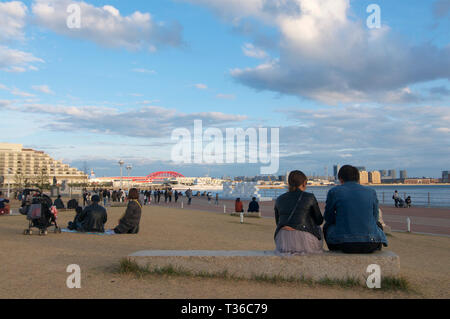 Kobe, Hyogo, Japon - 17 novembre 2018 : les gens à les apprécier et se détendre à la Meriken Park area sur une journée ensoleillée d'automne à Kobe, Japon Banque D'Images