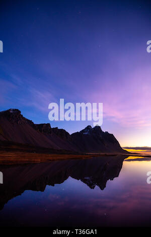 Vestrahorn, sur la péninsule de Stokksnes dans le sud-est de l'Islande, est l'une des plus belles vues sur les montagnes. Avec des pics atteignant jusqu'à 454 mètres Banque D'Images