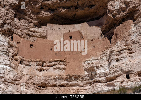 Montezuma Castle National Monument Château de Montezuma est un exemple d'un logement permanent précolombien sculpté dans une falaise de calcaire. Banque D'Images