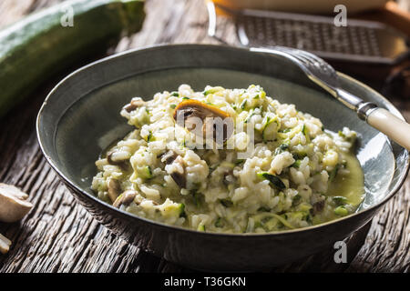 Risotto aux champignons courgettes italienne et le parmesan en plaque. Banque D'Images