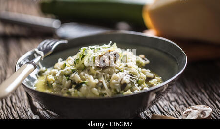 Risotto aux champignons courgettes italienne et le parmesan en plaque. Banque D'Images