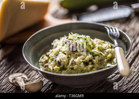 Risotto aux champignons courgettes italienne et le parmesan en plaque. Banque D'Images