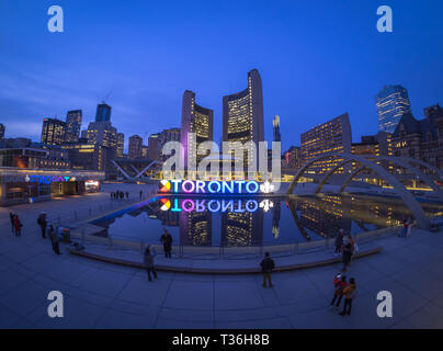Une vue de la nuit de toronto 3D signe, l'Hôtel de Ville de Toronto (Nouvel Hôtel de Ville), et Nathan Phillips Square, au centre-ville de Toronto, Ontario, Canada. Banque D'Images