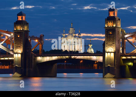 Le Pont de Pierre le Grand contre l'arrière-plan de la cathédrale Smolny sur une nuit blanche. Saint-pétersbourg, Russie. Banque D'Images